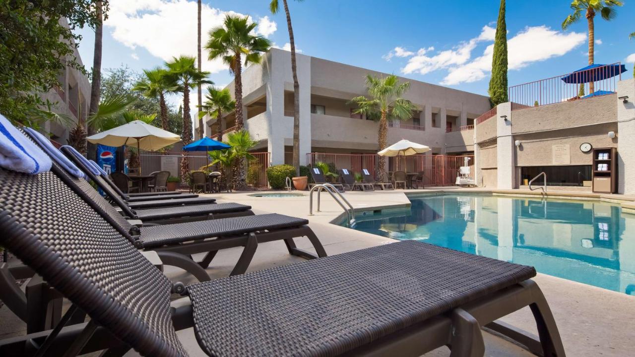 Heated swimming pool: Best Western InnSuites Tucson Foothills Hotel & Suites