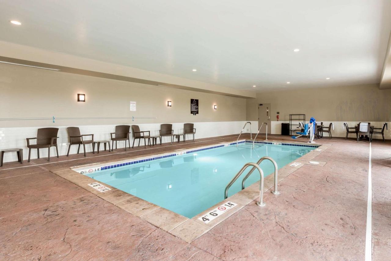 Heated swimming pool: Sleep Inn & Suites West Des Moines near Jordan Creek