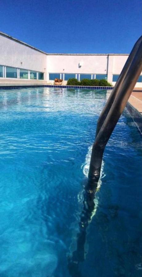 Rooftop swimming pool: The Flat no Hotel Ramada Macaé