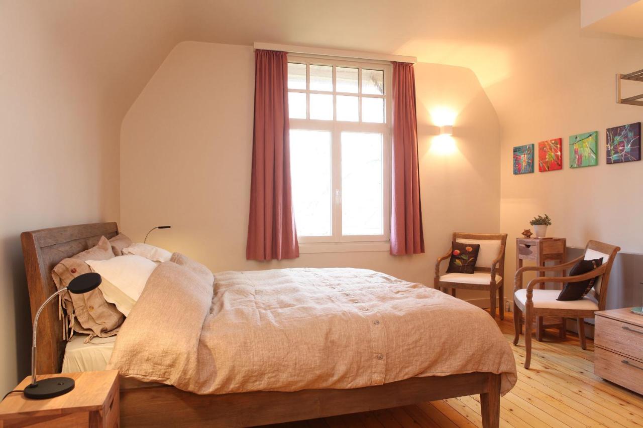 a bedroom with a bed and a window at B&B Villa Emma in Ghent
