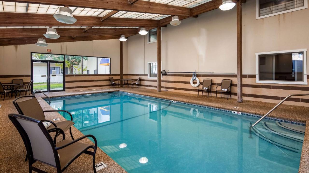 Heated swimming pool: Best Western Plus Portsmouth Hotel & Suites