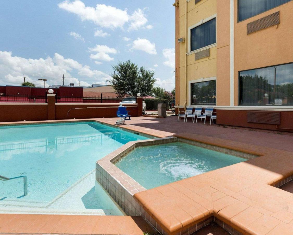 Heated swimming pool: Quality Suites Houston NW Cy-Fair