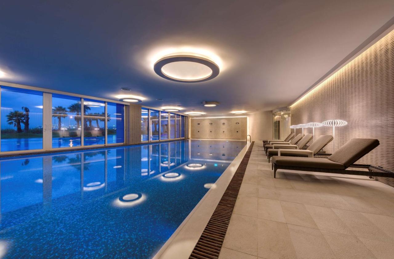 Heated swimming pool: Radisson Blu Hotel Istanbul Ottomare