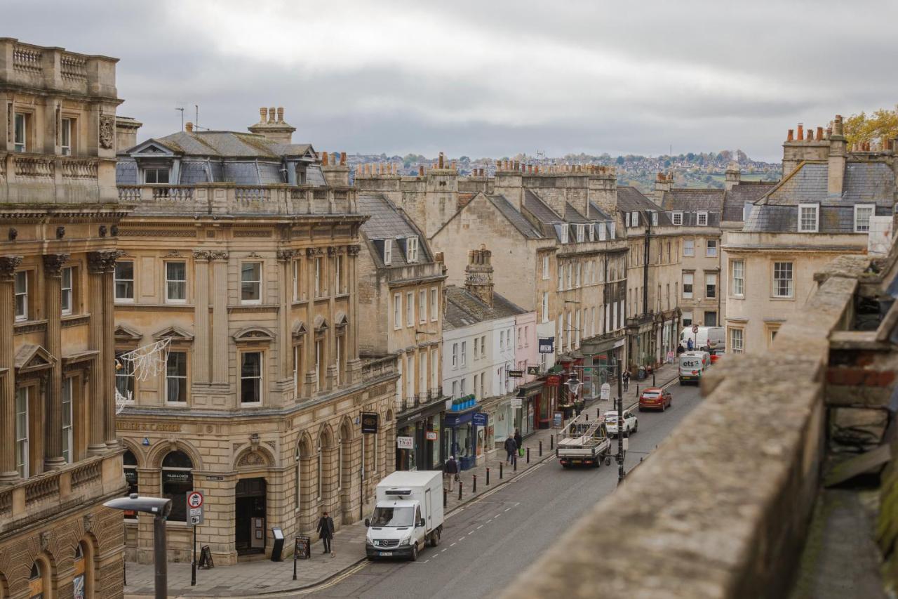 Impeccable 4-Bed Apartment in Bath - 2