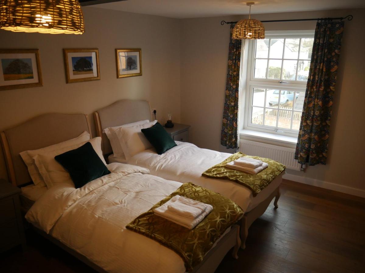 Twin Room with Private Bathroom