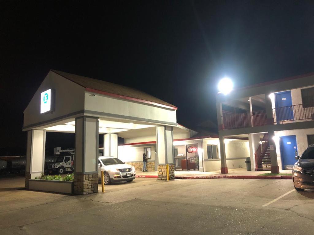 Executive Inn & Suites — photo 10