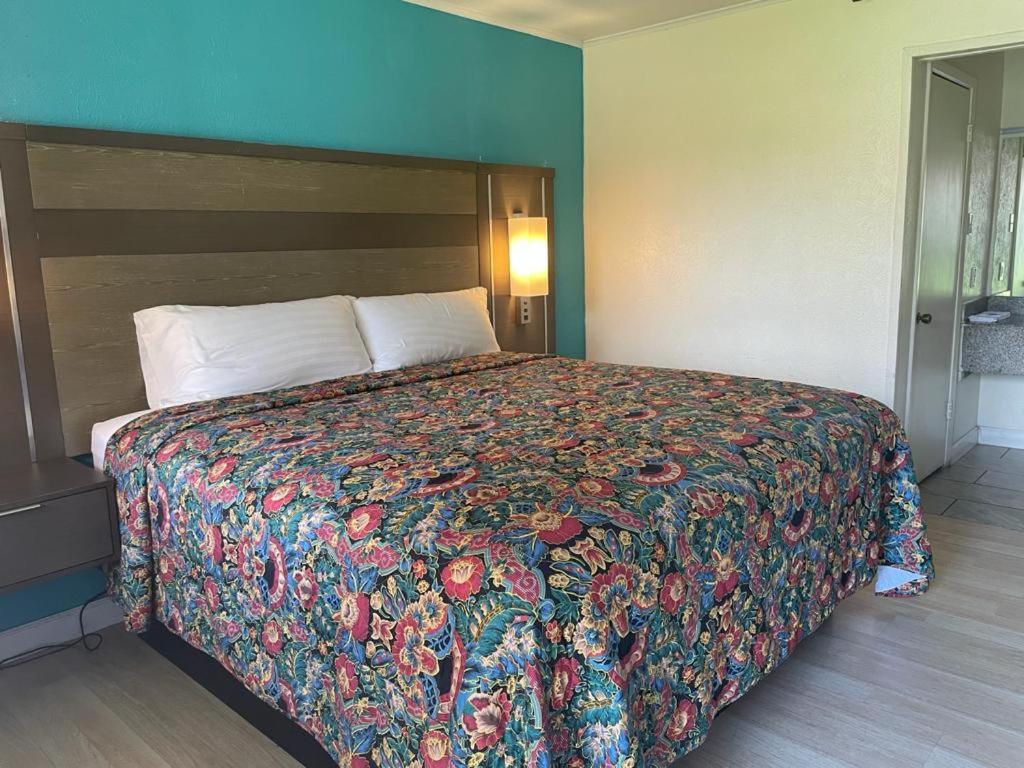 Executive Inn & Suites — photo 17