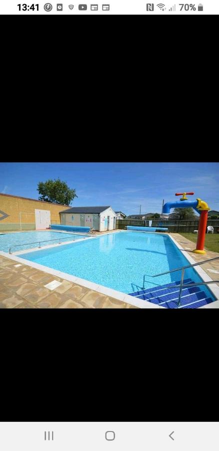 Heated swimming pool: Waterman’s retreat holiday villa in Alberta park