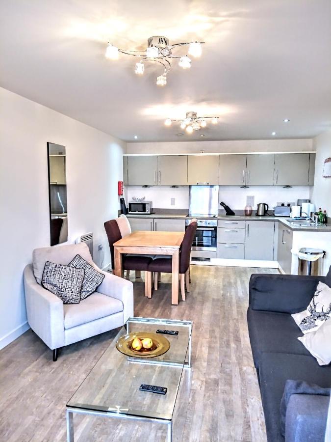 New Central Woking 1 and 2 Bedroom Apartments with Free Gym, close to Train Station photo