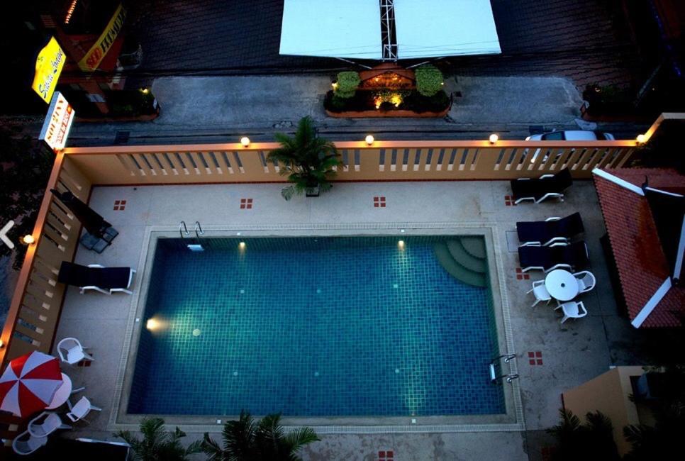 Rooftop swimming pool: soi2inn