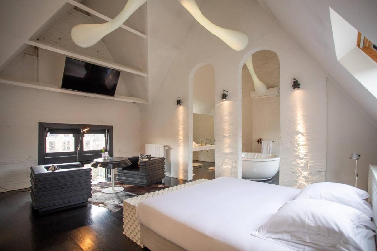Een bed of bedden in een kamer bij B&B Suites FEEK