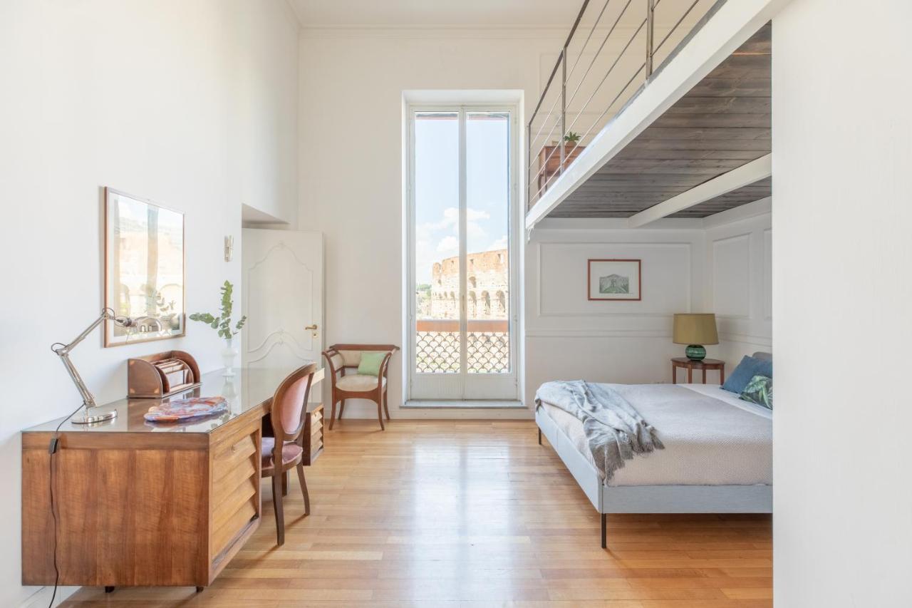 iFlat Unforgettable in front of Colosseum - 2