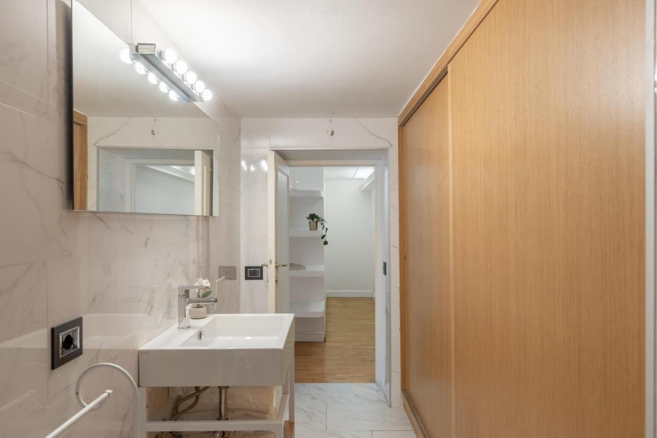 iFlat Unforgettable in front of Colosseum - 3