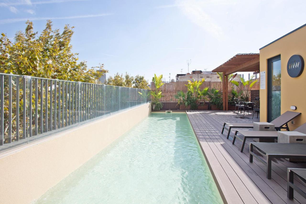 Rooftop swimming pool: Niu Barcelona Hotel