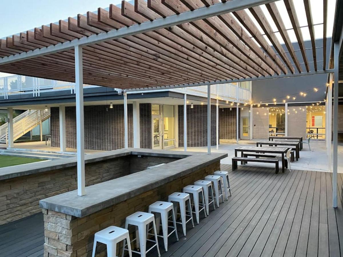 {{ hotelInfo.altText }}