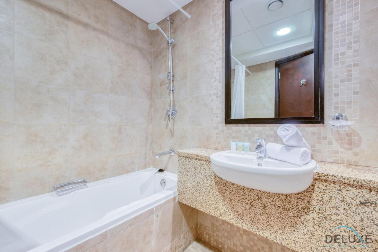 Great Value Stylish Studio with Pool & Stunning Views by Deluxe Holiday Homes - 3