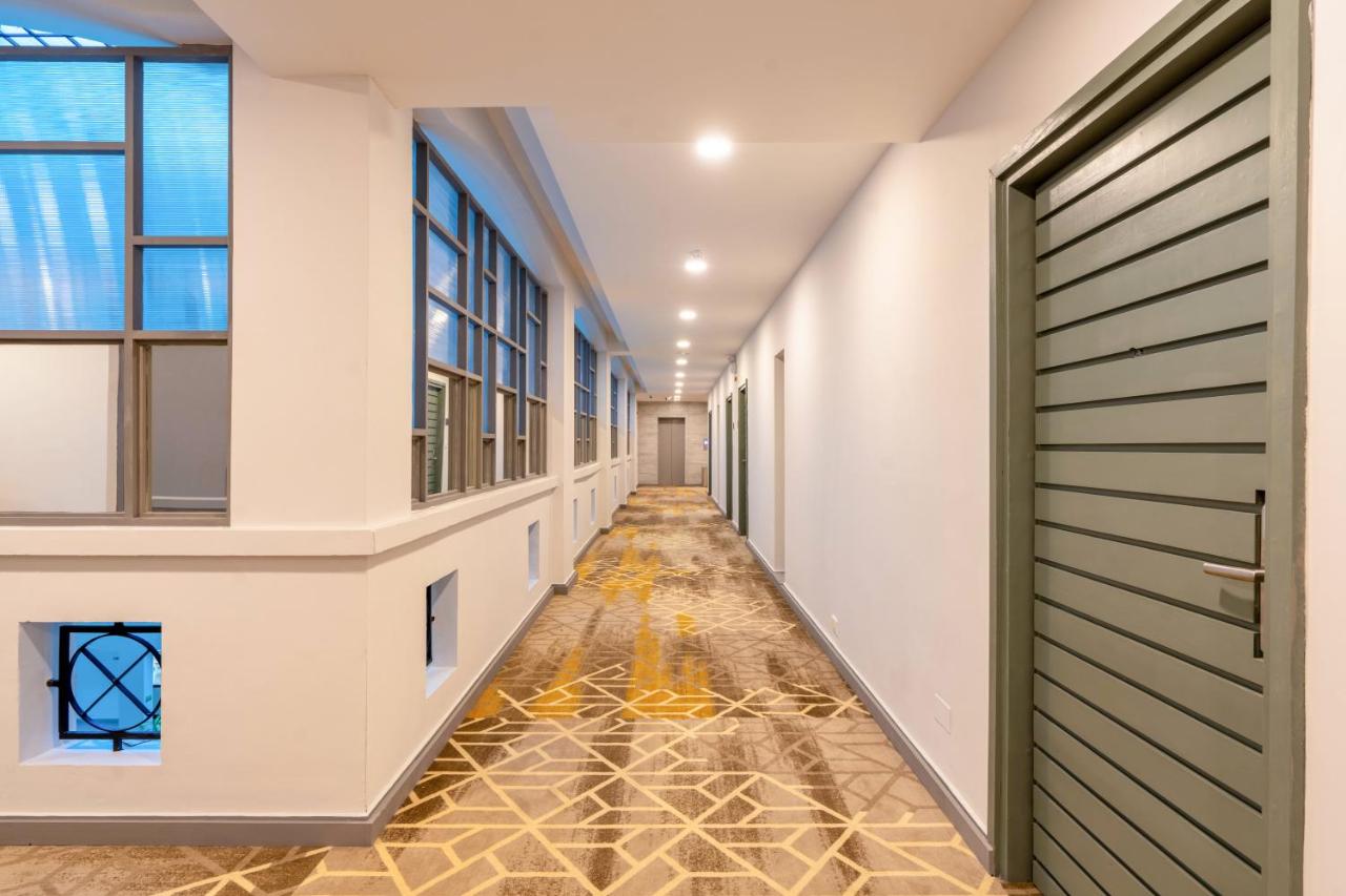 Manhattan Business Hotel, Male