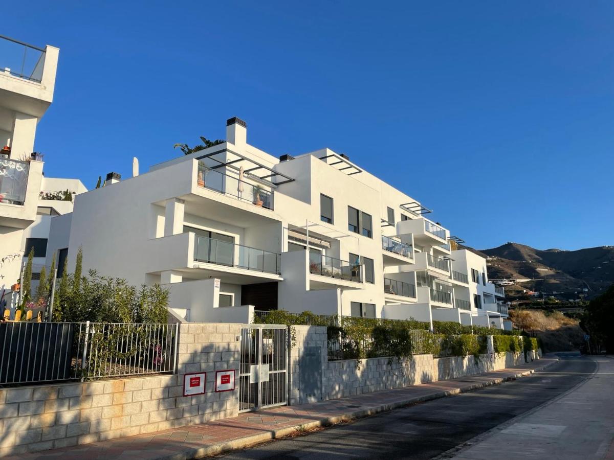 Sunny penthouse beach apartment with panoramic views ...