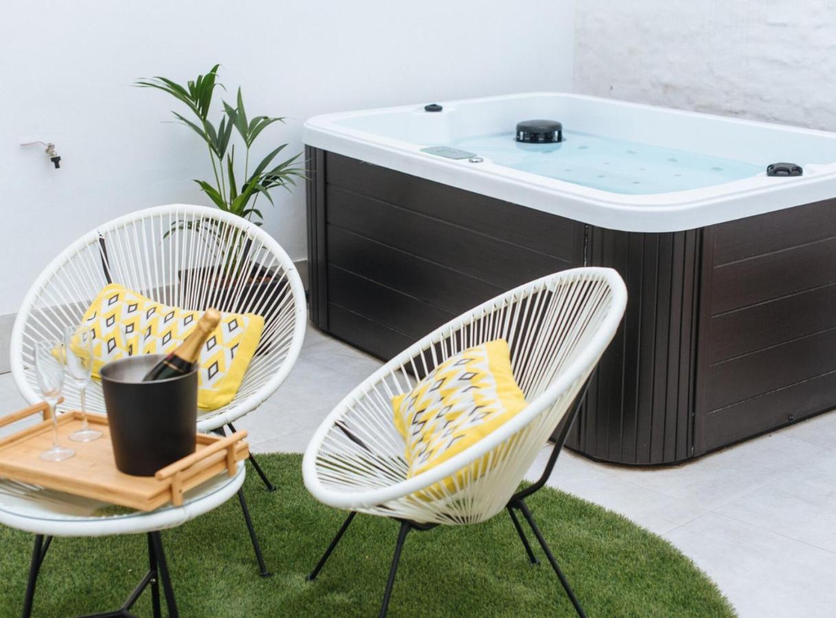 LOLA 14 SUITE APARTMENT- Private Jacuzzi in Patio, Sevilla ...