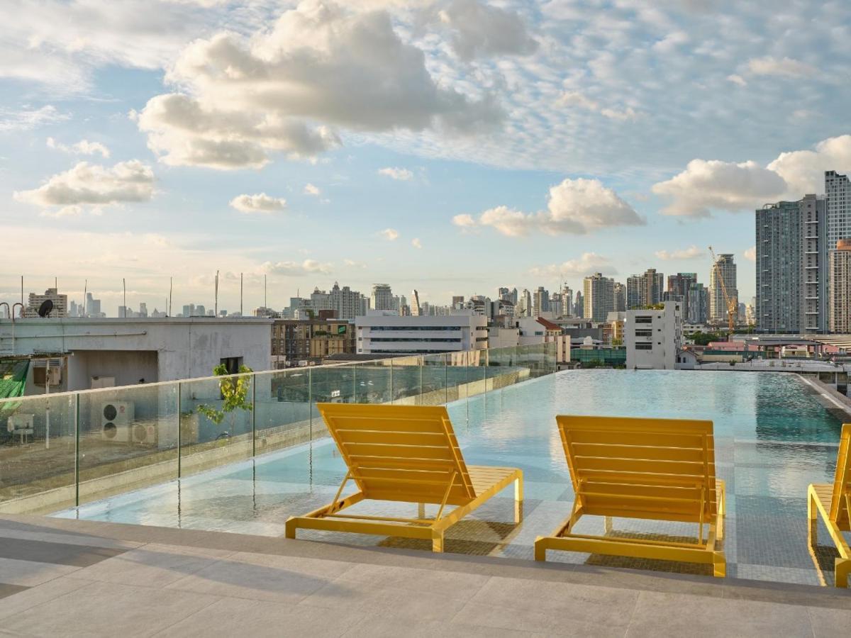 Rooftop swimming pool: The Quarter Onnut by UHG