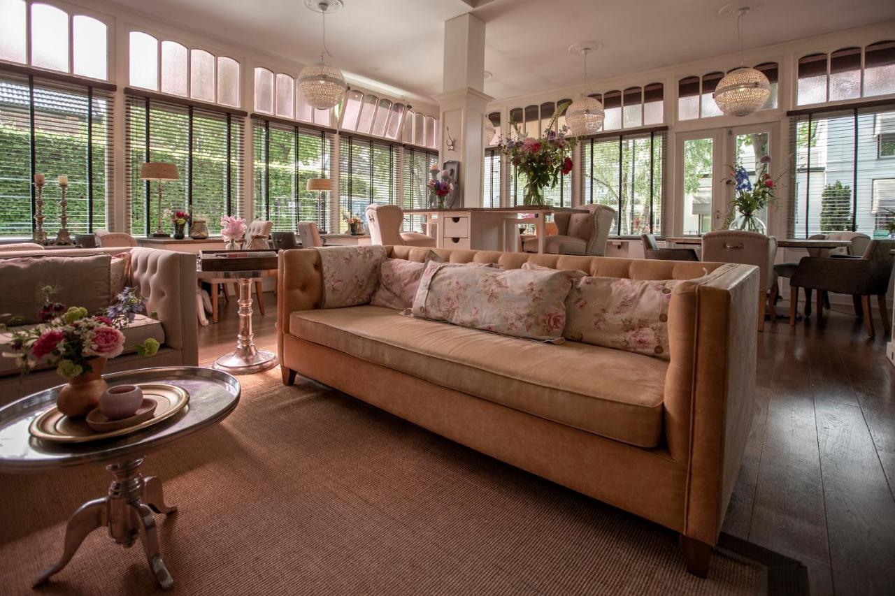 Een zitgedeelte bij Zenzez Hotel & Lounge