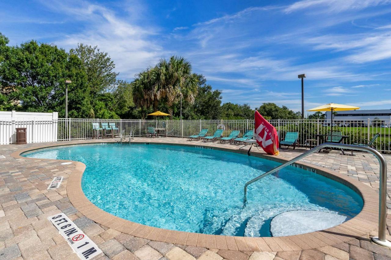 Heated swimming pool: Comfort Suites Tampa Fairgrounds - Casino