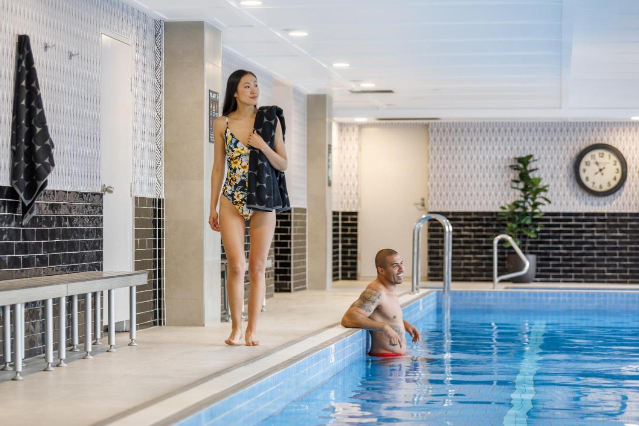 Heated swimming pool: Meriton Suites Chatswood