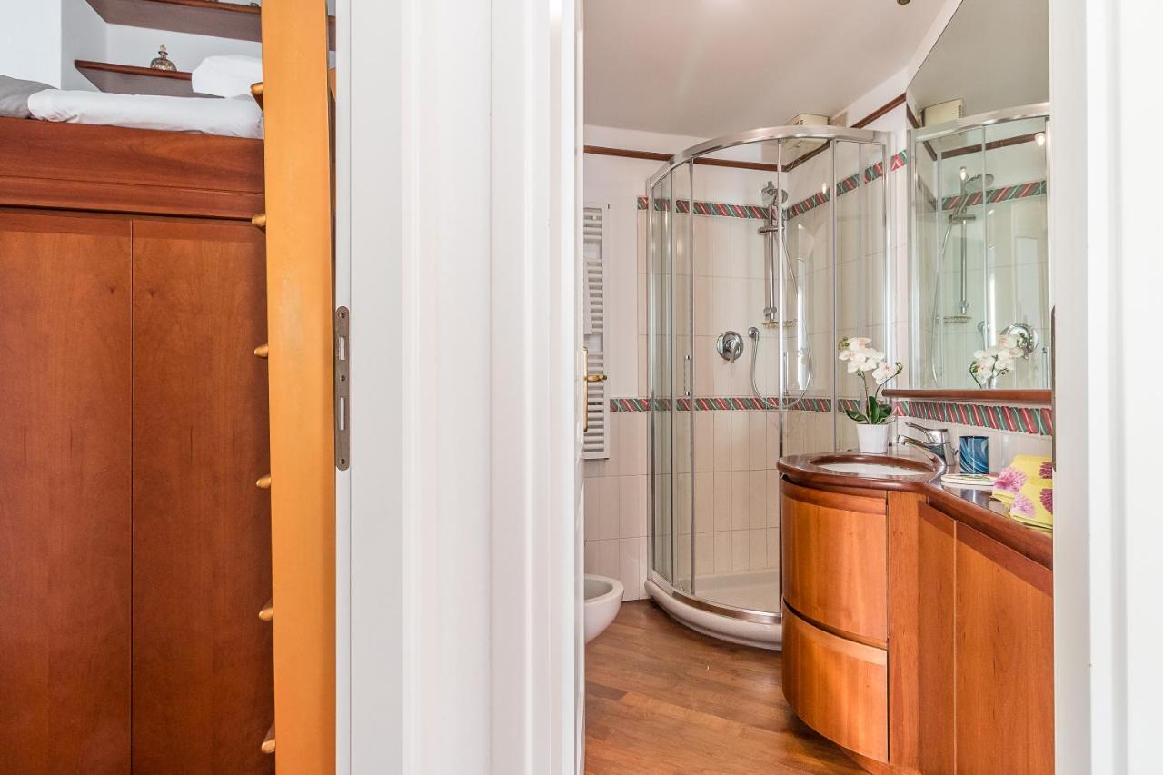 7 WINDOWS ON VENICE by LionHost - 5