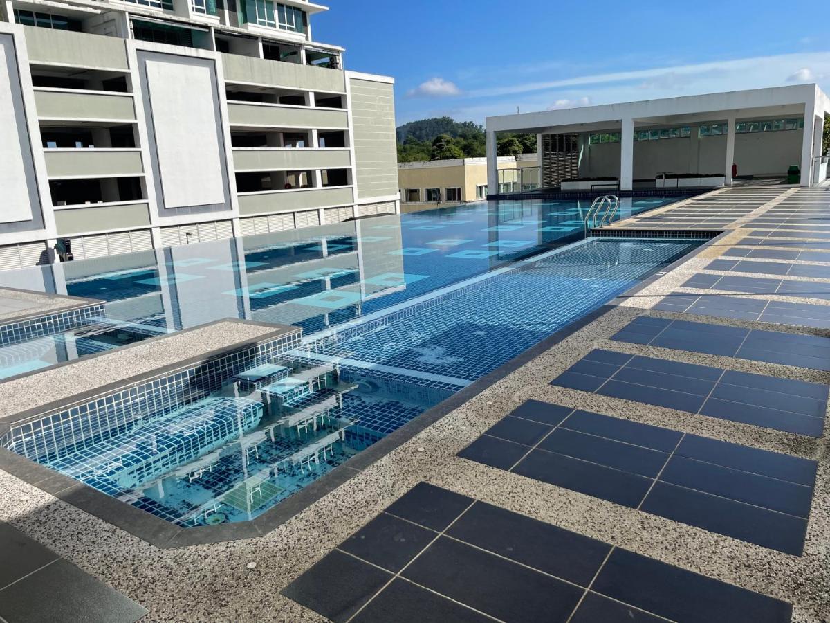 Rooftop swimming pool: Akademik Suite Mount Austin
