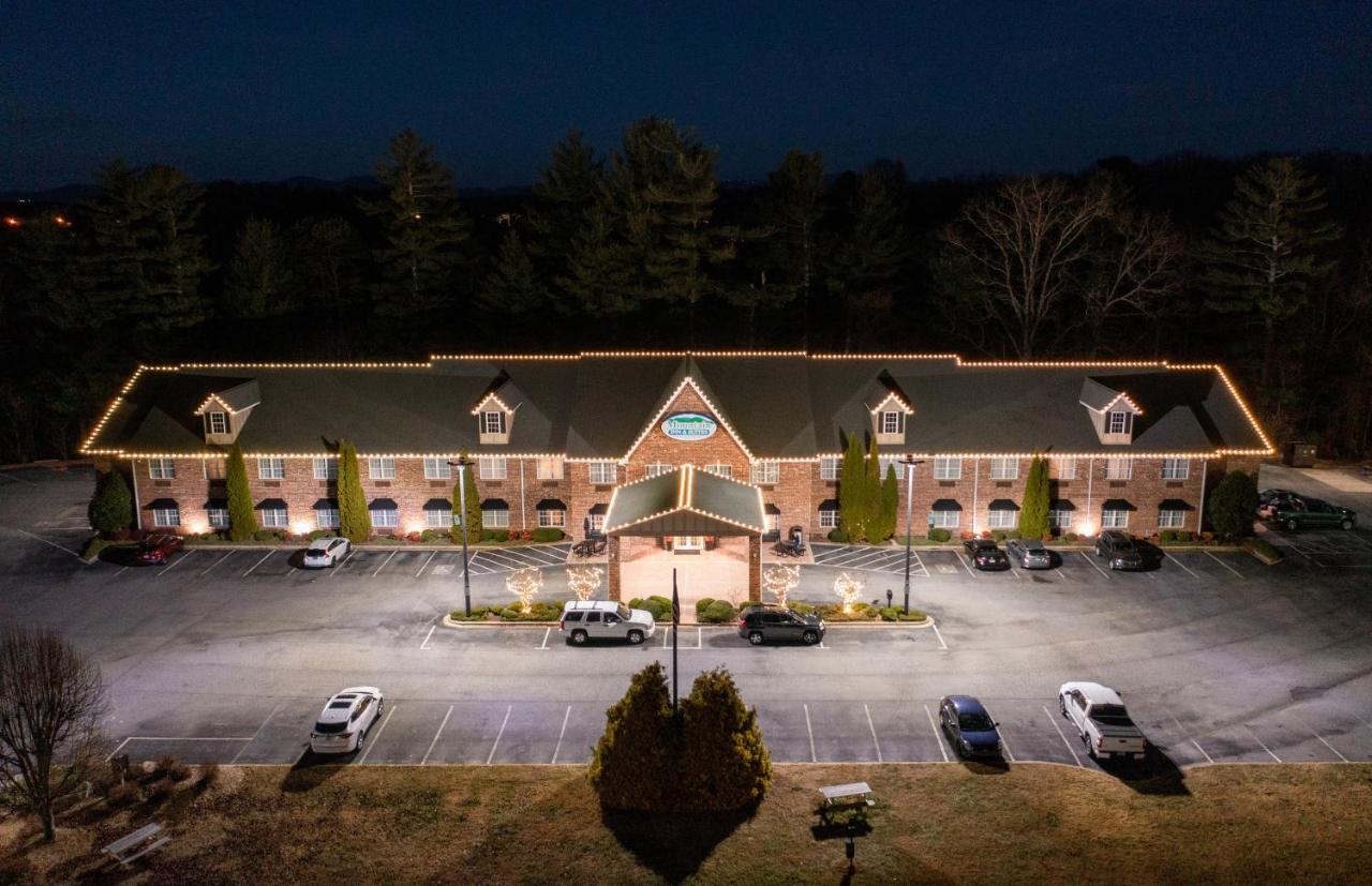 Mountain Inn & Suites Flat Rock — photo 1