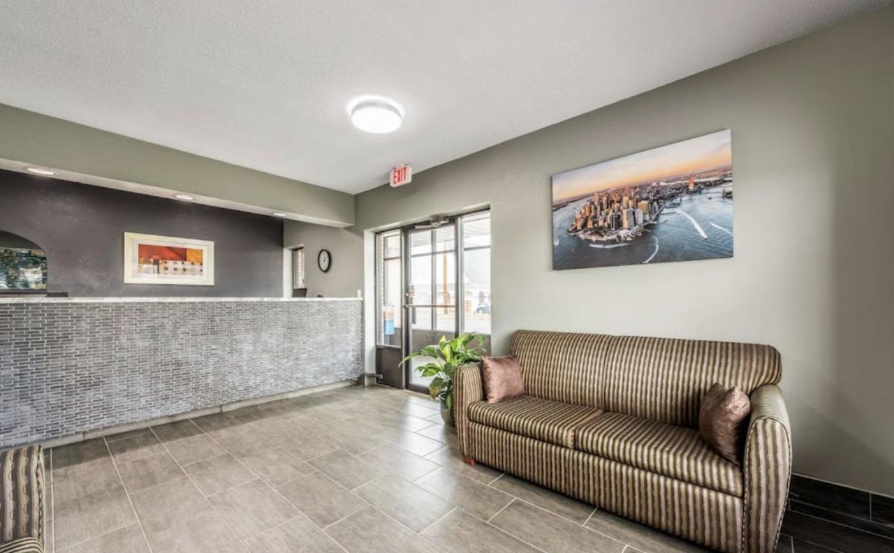 Caroline Inn & Suites — photo 14