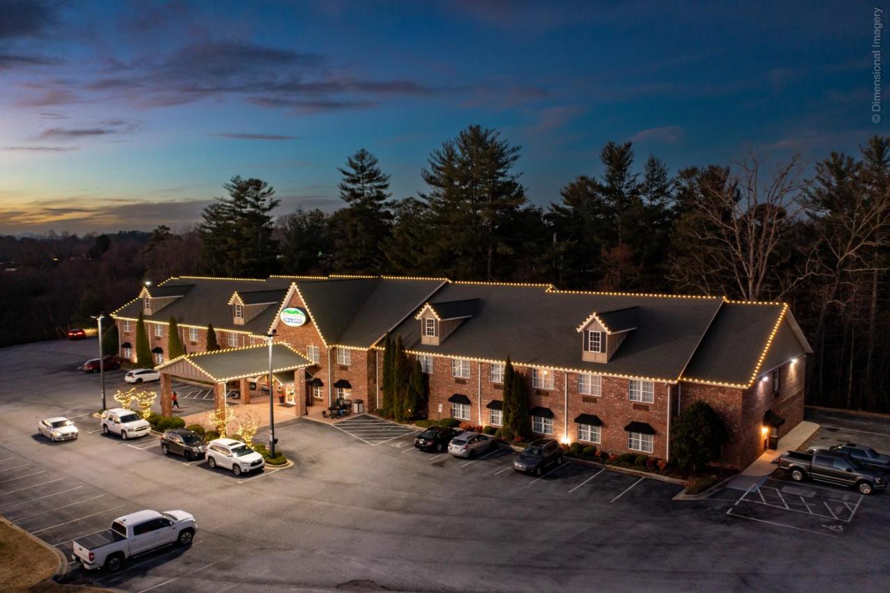 Mountain Inn & Suites Flat Rock — photo 7