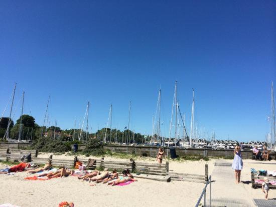 Hus m gaard have, 25m fra havet, havn, Strand, restauranter
