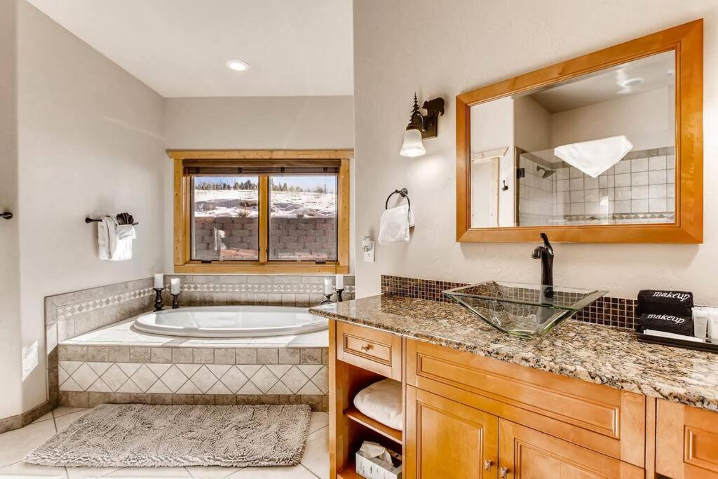 Dominic's Bear Den Vacation Cabin Pikes Peak Colorado — photo 4