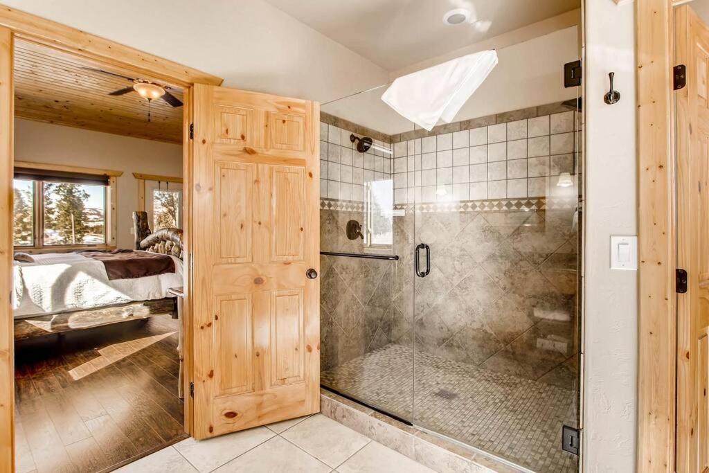 Dominic's Bear Den Vacation Cabin Pikes Peak Colorado — photo 6