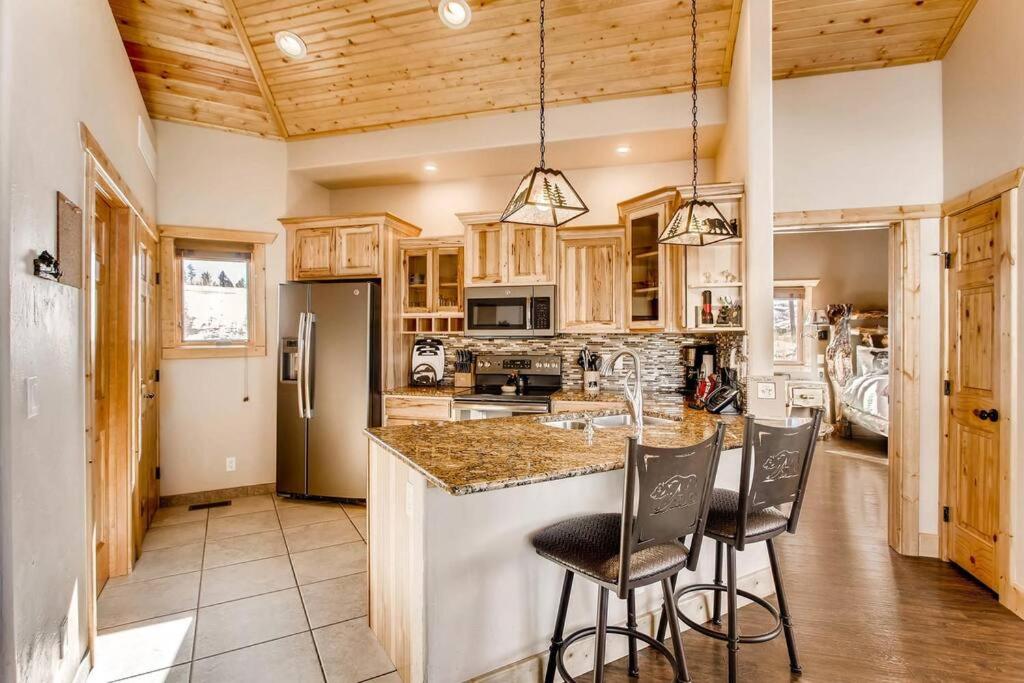 Dominic's Bear Den Vacation Cabin Pikes Peak Colorado — photo 14