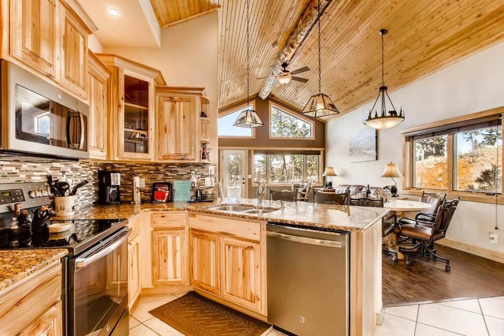 Dominic's Bear Den Vacation Cabin Pikes Peak Colorado — photo 19