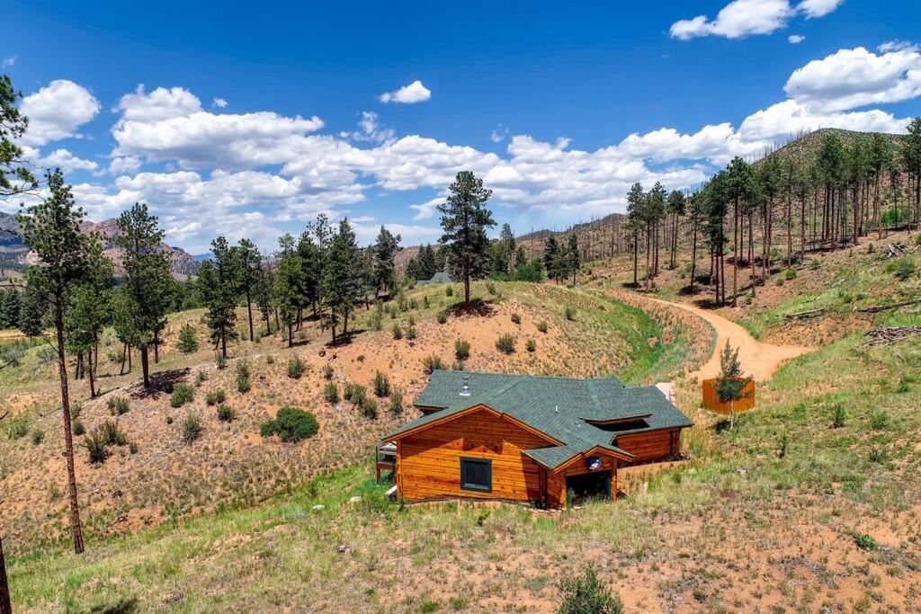 Dominic's Bear Den Vacation Cabin Pikes Peak Colorado — photo 22