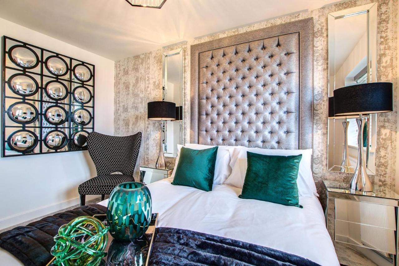 {{ hotelInfo.altText }}