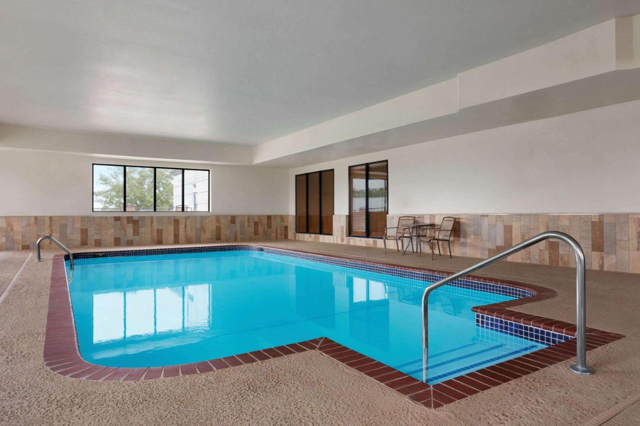 Heated swimming pool: Wingate by Wyndham Bentonville