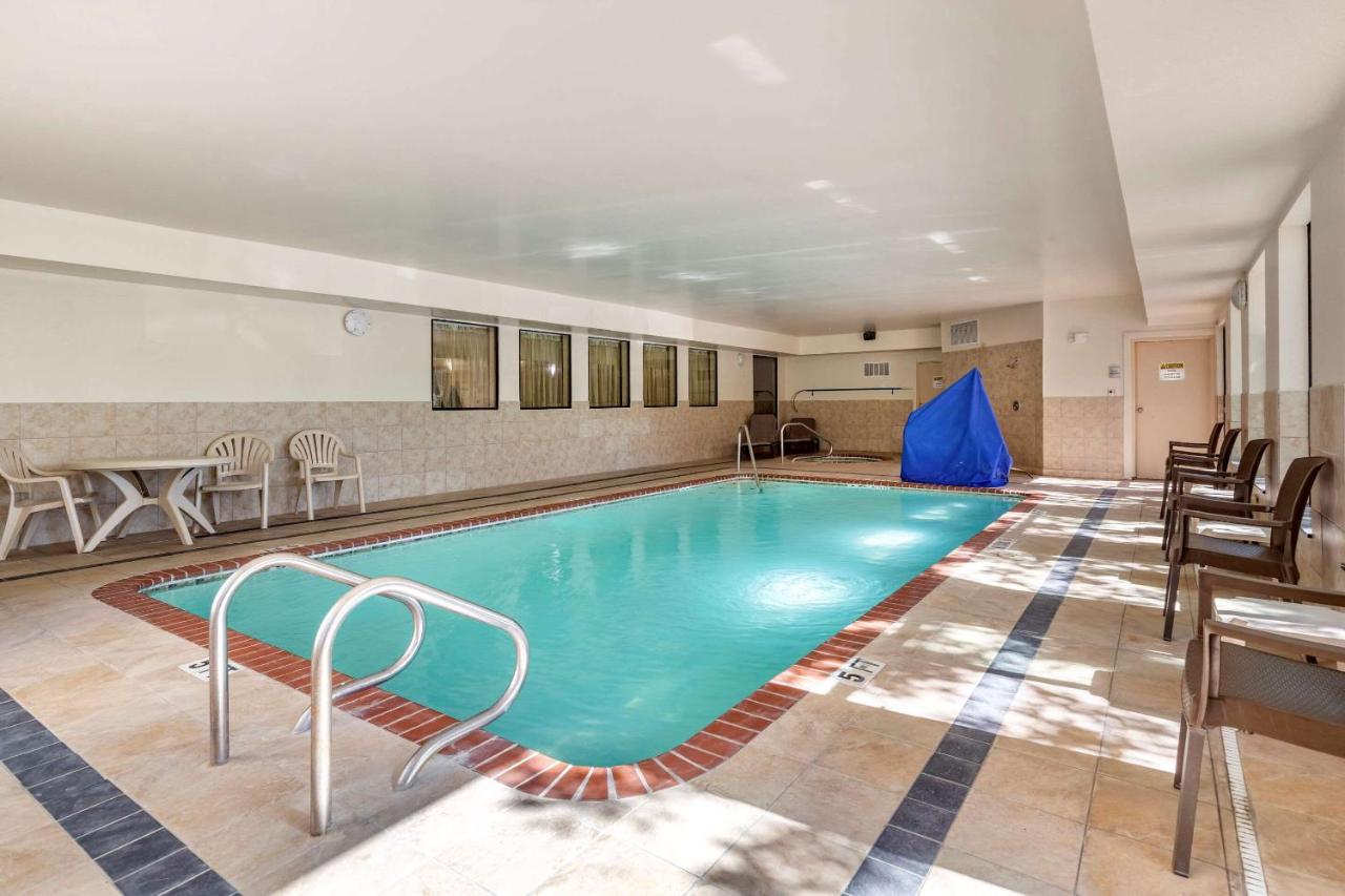 Heated swimming pool: Comfort Suites Georgetown