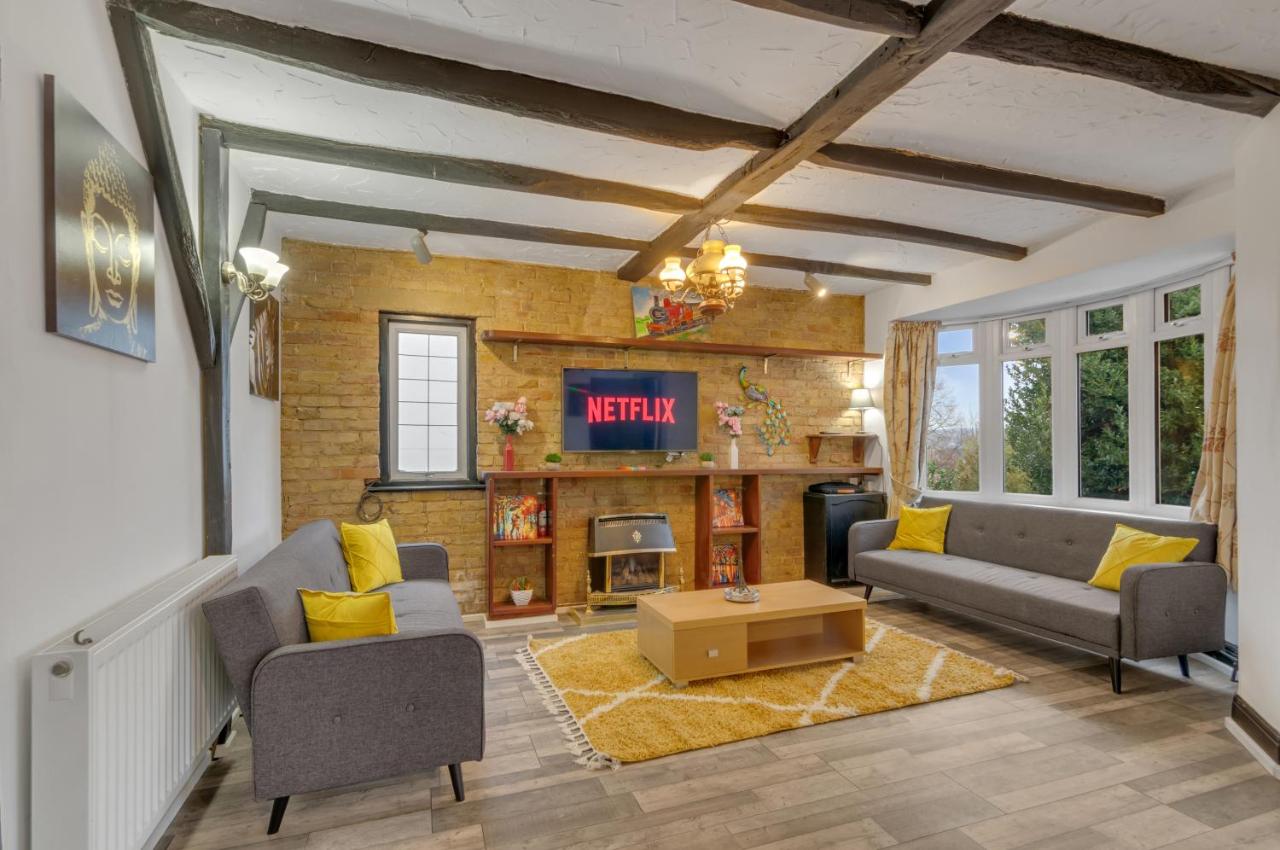 {{ hotelInfo.altText }}