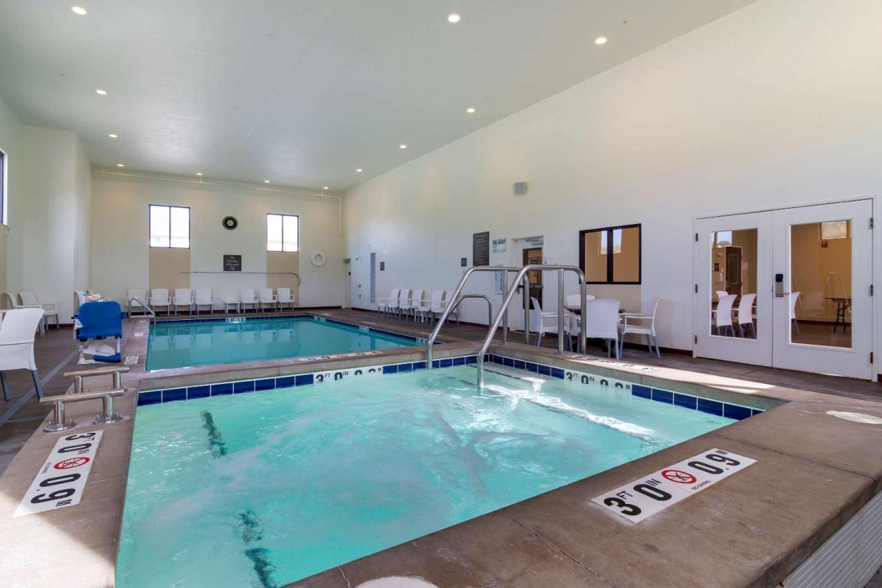 Heated swimming pool: Comfort Inn & Suites Mandan - Bismarck