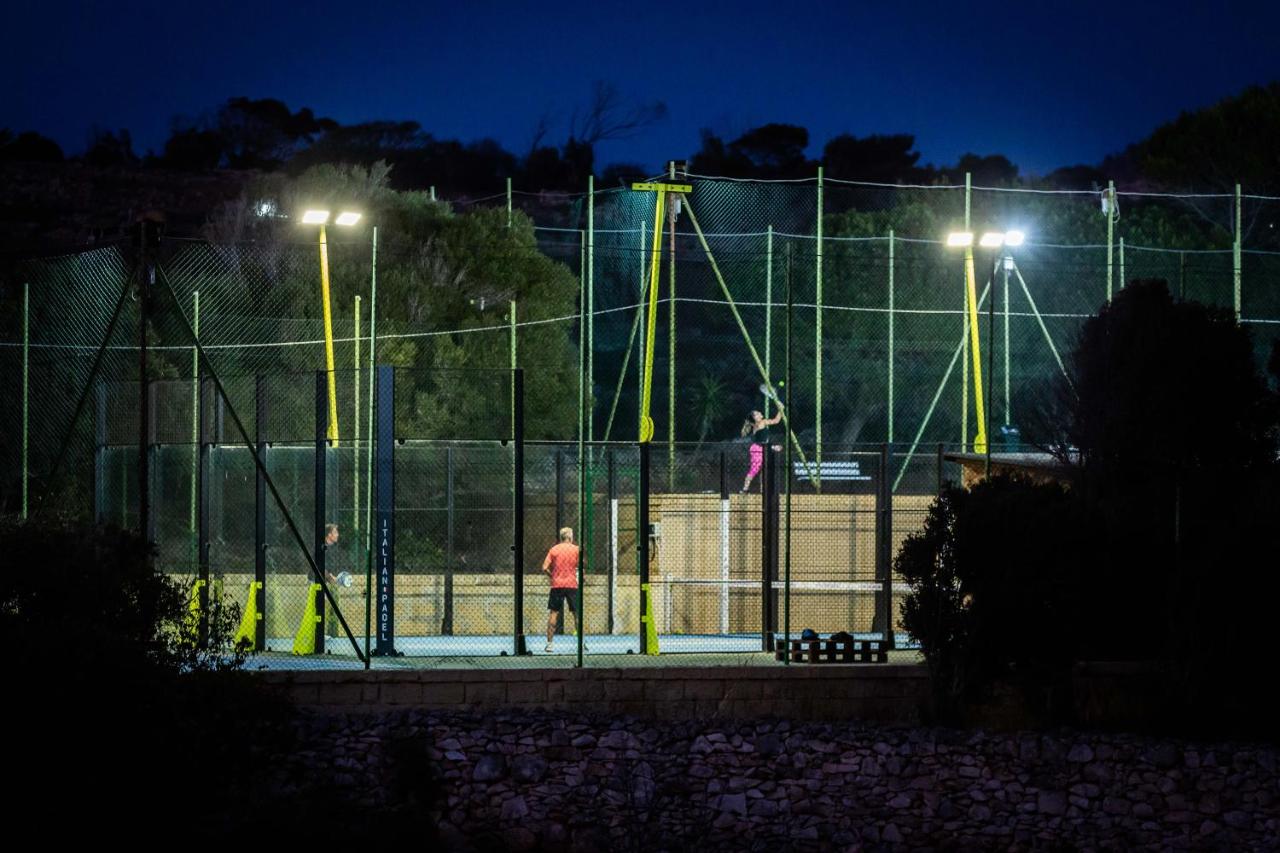 Tennis court: Salini Resort