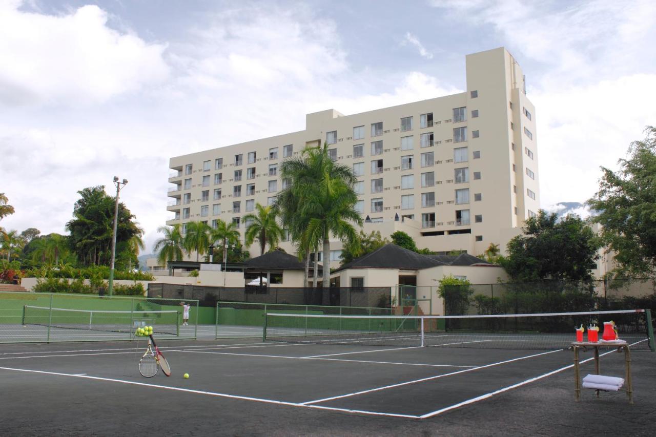 Tennis court: Hotel Estelar Altamira