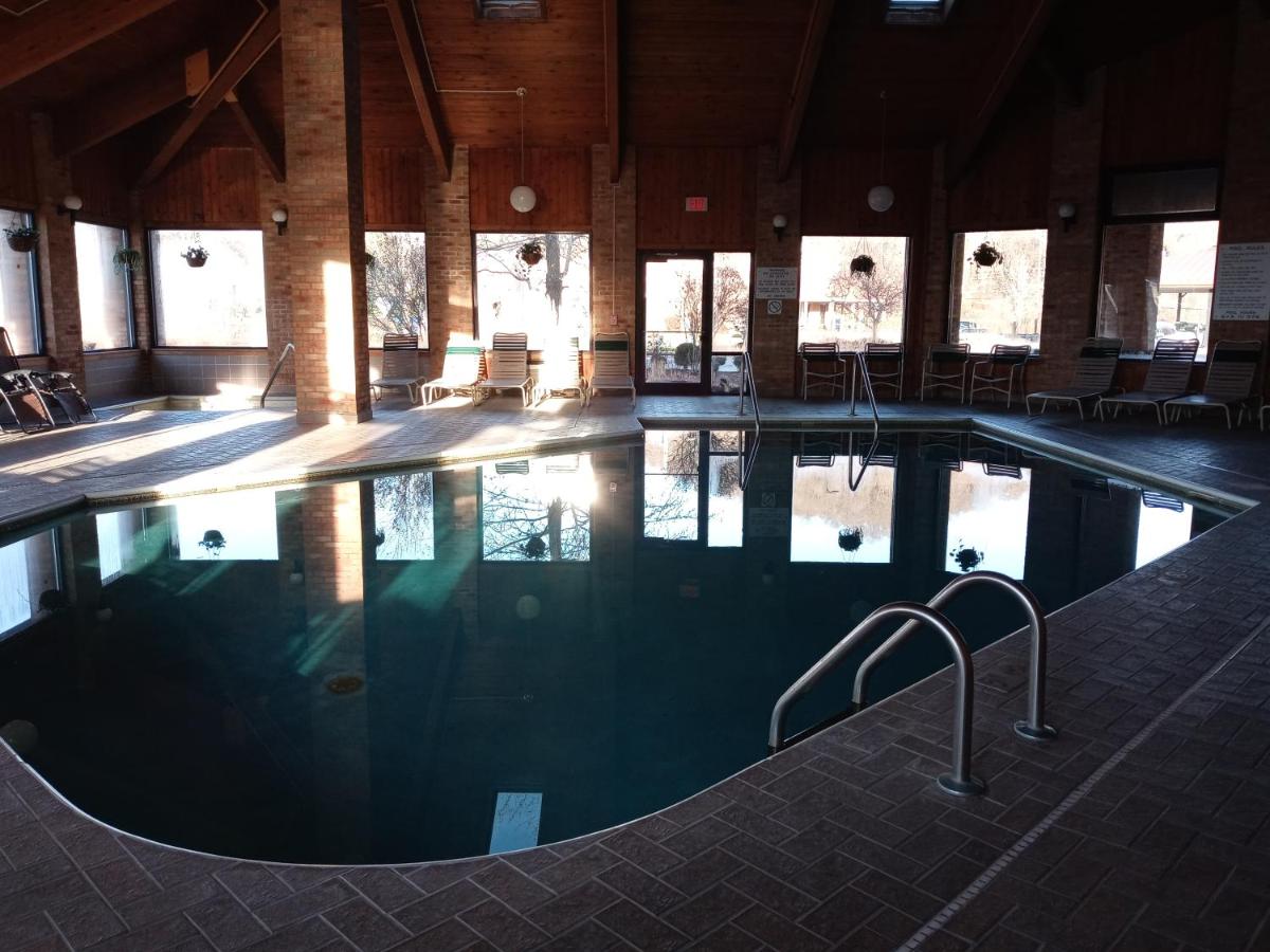 Rooftop swimming pool: New Martinsville Inn
