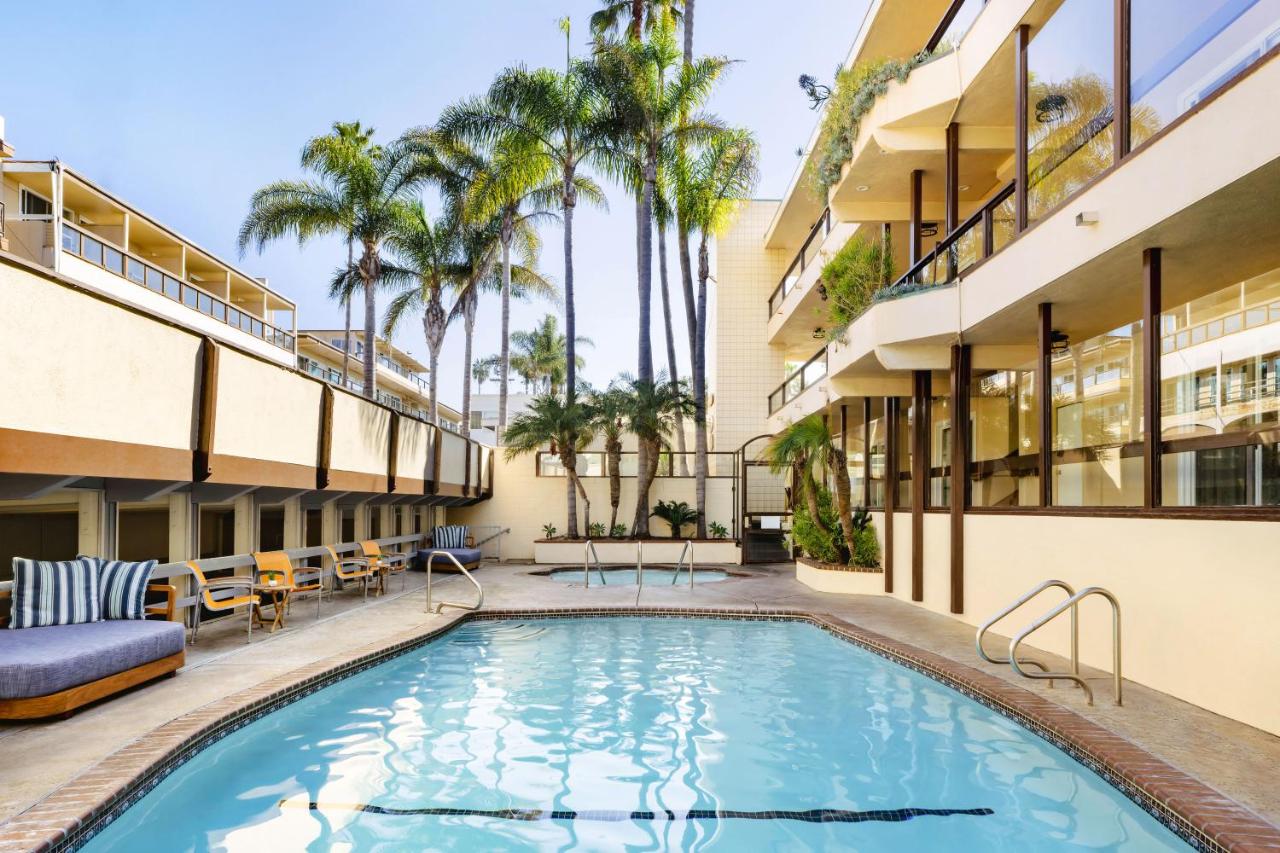 Heated swimming pool: Pacific Edge Hotel on Laguna Beach
