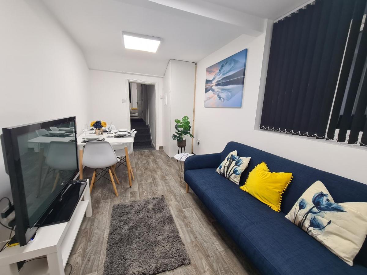 {{ hotelInfo.altText }}