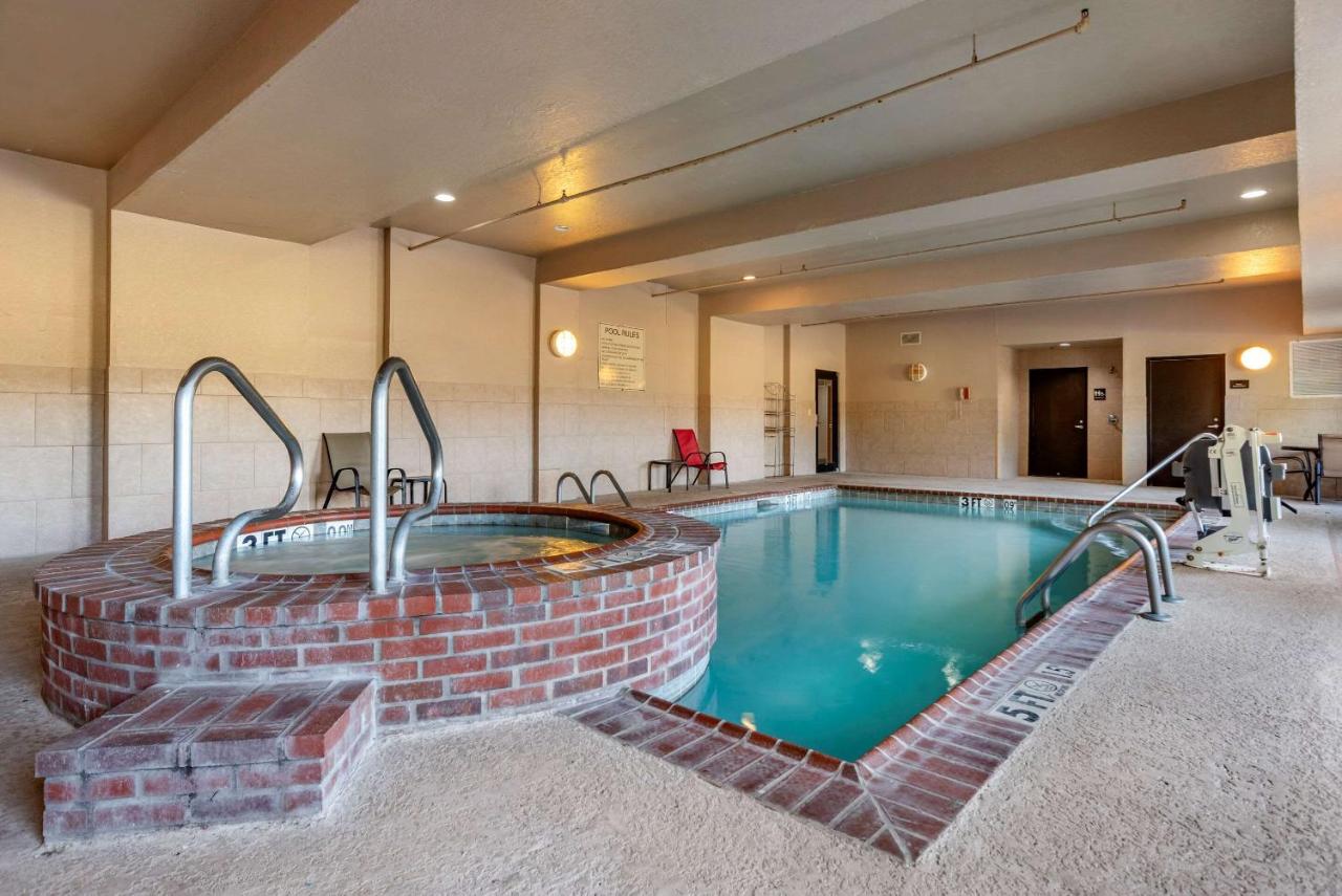 Heated swimming pool: Comfort Inn & Suites Clinton