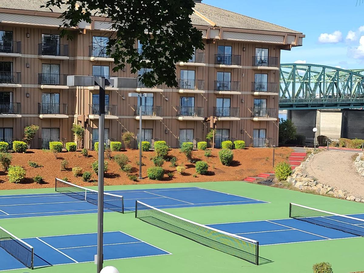 Tennis court: Holiday Inn Portland - Columbia Riverfront, an IHG Hotel